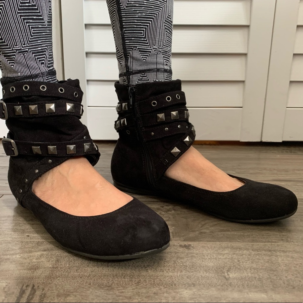 Ballerinas with studded ankle cuffs, black